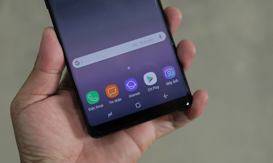 Đập hộp Galaxy Note8 chính hãng đầu tiên tại Việt Nam - 6 Đây cũng là sản phẩm đầu tiên trong dòng Note8 loại bỏ nút home. Ở phía trên, người dùng có một camera trước 8 MP và hệ thống cảm biến mống mắt.