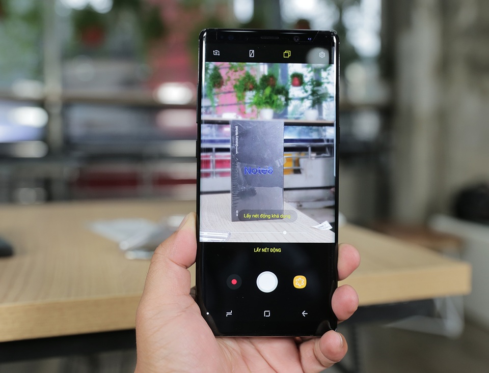 Đập hộp Galaxy Note8 chính hãng đầu tiên tại Việt Nam - 9 Hệ thống camera này cho khả năng chụp ảnh xóa phông chủ động Live Focus cho phép người dùng kiểm soát độ sâu của ảnh chụp (xóa phông với các cấp độ khác nhau) bằng cách điều chỉnh hiệu ứng bokeh trước hoặc sau khi chụp ảnh. Người dùng cũng có thể tận dụng 2 camera trước sau để chụp hai bức ảnh đồng thời với chế độ chụp kép Dual Capture.