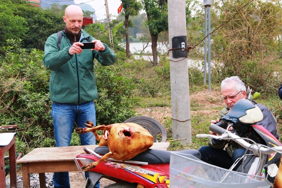 Cảnh bày bán thịt dê phản cảm khiến khách Tây tham quan Tràng An “ái ngại” - 3