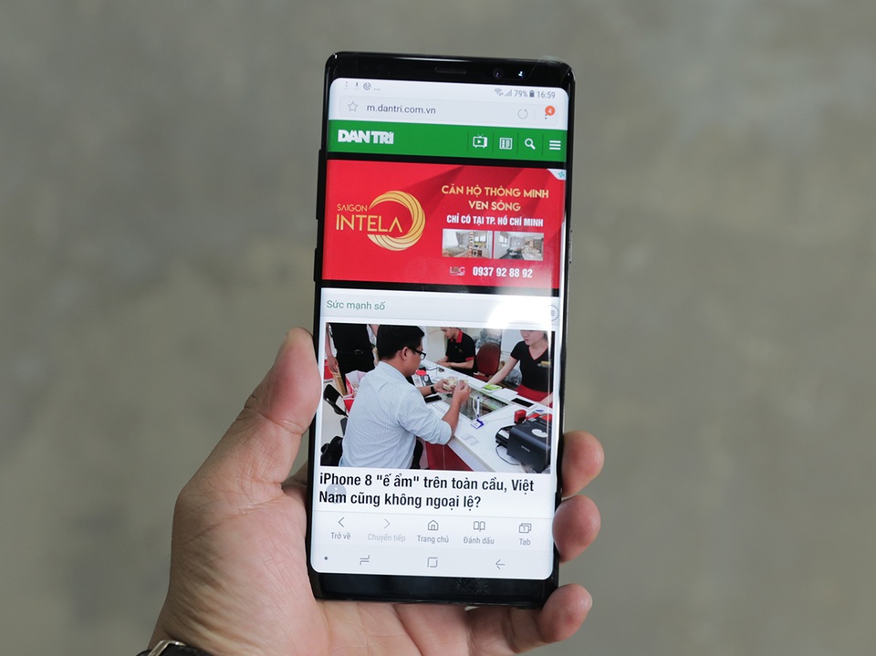 Đập hộp Galaxy Note8 chính hãng đầu tiên tại Việt Nam - 13 Bên trong, Galaxy Note8 trang bị vi xử lý Octa core (2.3GHz Quad + 1.7GHz Quad), 64bit trên tiến trình 10 nm, RAM 6 GB, bộ nhớ trong 64 GB. Ngoài ra, máy tích hợp pin dung lượng 3.300 mAh, trang bị sạc không dây tương thích WPC và PMA.