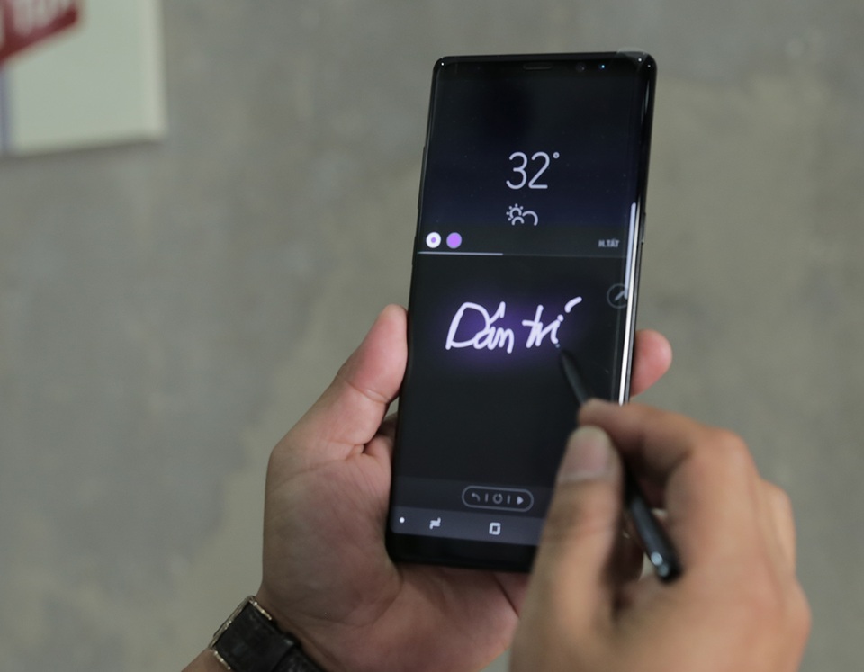 Đập hộp Galaxy Note8 chính hãng đầu tiên tại Việt Nam - 10 Một điểm nhấn khác của Note8 đó là bút S Pen, thế hệ bút mới tích hợp nhiều tính năng và sử dụng hiệu quả trên màn hình vô cực. Chẳng hạn như tính năng Live Messenger, tính năng Dịch thuật cải tiến…