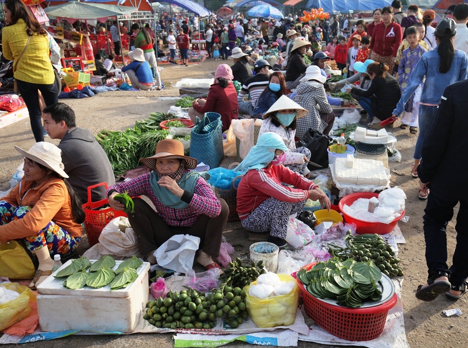 Bình Định: Đầu năm đi chợ mua lộc, cầu duyên - 4
Phiên chợ chủ yếu là các sản vật ở quê đem lên bán với hy vọng đem lại may mắn chứ không mang nặng tính kinh doanh