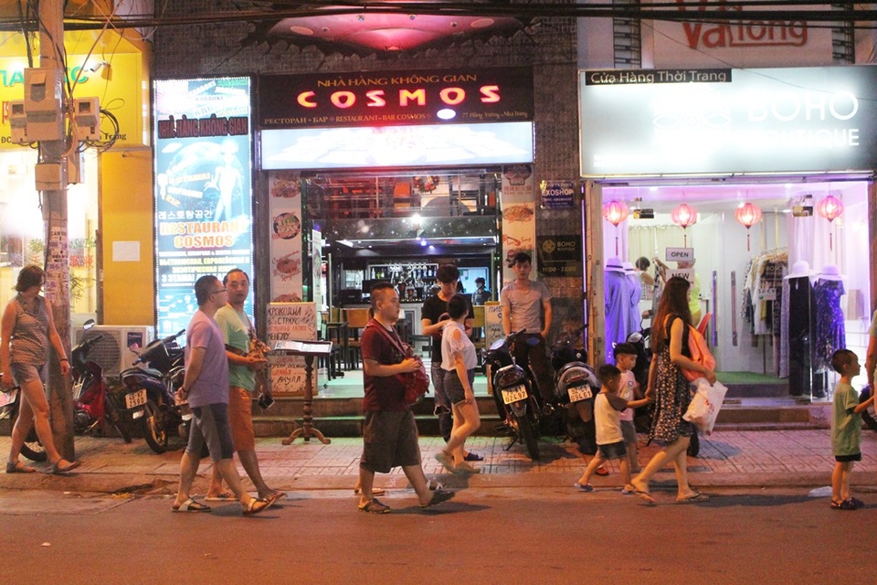 Khách Trung Quốc nhộn nhịp ở "phố Tây" Nha Trang - 1