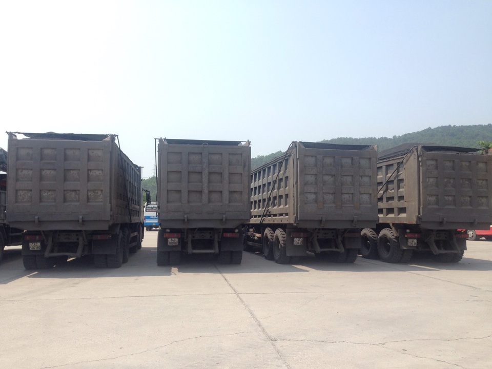 Bắt giữ đoàn xe chở than "khủng" có dấu hiệu quá tải, cơi nới thùng - 1 CSGT bắt giữ một đoàn xe chở than có dấu hiệu vi phạm