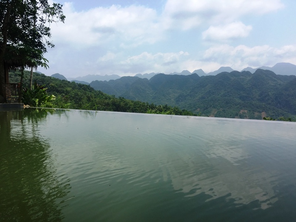 Đình chỉ hoạt động kinh doanh của khu du lịch Pù Luông Retreat - 2 Bể bơi ngoài trời của khu du lịch