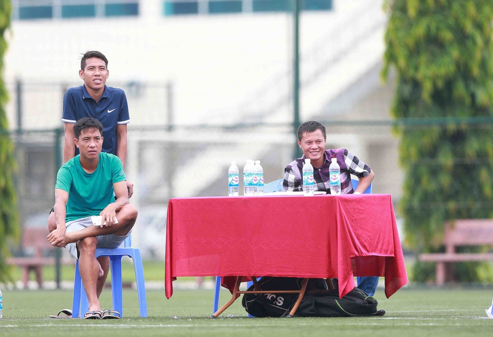 Thành Lương choáng ngợp trước bầu không khí của Festival bóng đá học đường - 1
Thành Lương thích thú với bóng đá học đường