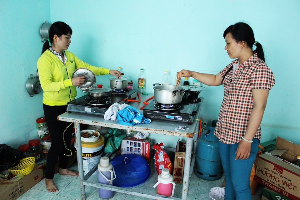 Cái Tết buồn trong phòng trọ của những gia đình bị sập nhà do lở núi - 1 Cuộc sống tạm bợ của những hộ dân bị sập nhà sau lở núi ở TP Nha Trang những ngày giáp Tết Nguyên đán