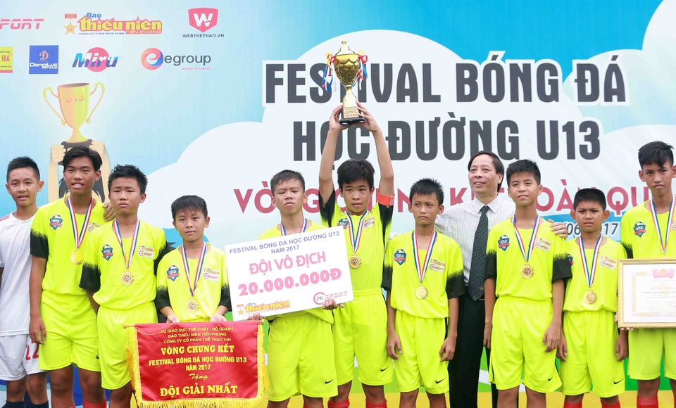 Thành Lương choáng ngợp trước bầu không khí của Festival bóng đá học đường - 2 Thành Lương choáng ngợp trước bầu không khí của Festival bóng đá học đường - 2
