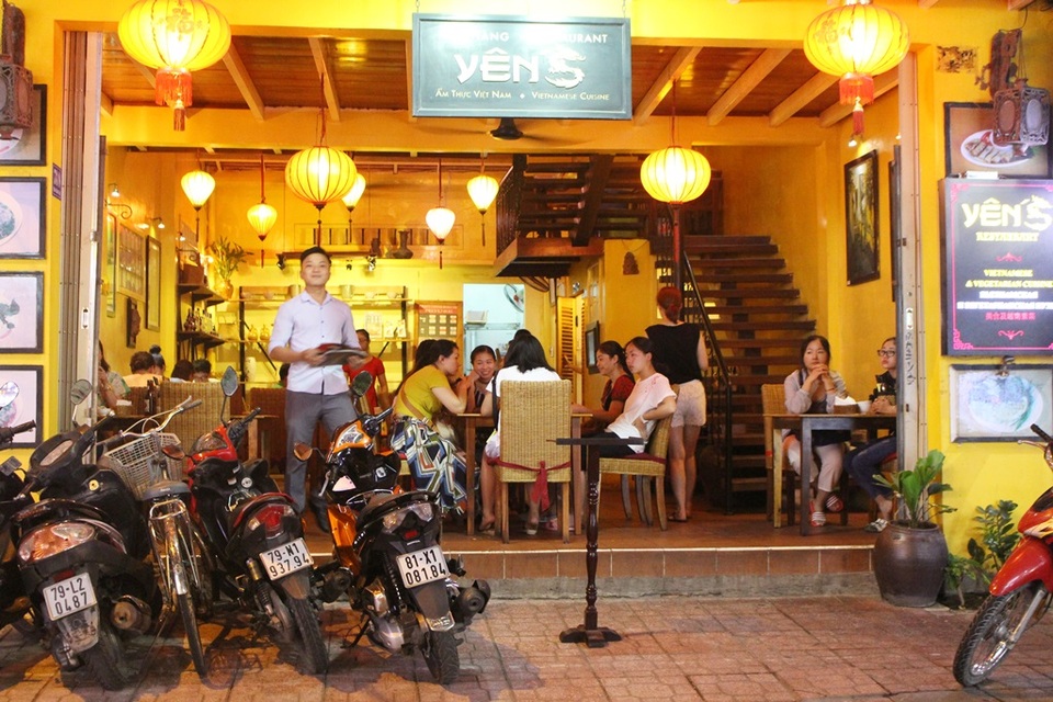 Khách Trung Quốc nhộn nhịp ở "phố Tây" Nha Trang - 2