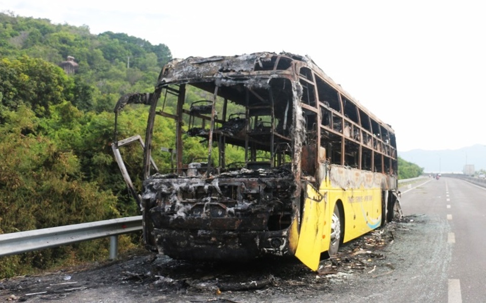 Tài xế bất lực nhìn xe khách cháy trơ khung - 1 Hiện trường chiếc xe bị cháy trơ khung trên quốc lộ 1A, đoạn qua xã Vĩnh Lương (TP Nha Trang, Khánh Hòa), rạng sáng 12/5