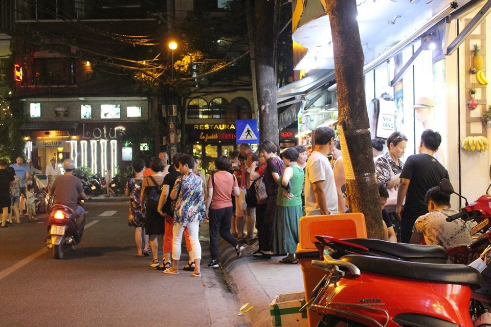 Khách Trung Quốc nhộn nhịp ở "phố Tây" Nha Trang - 4