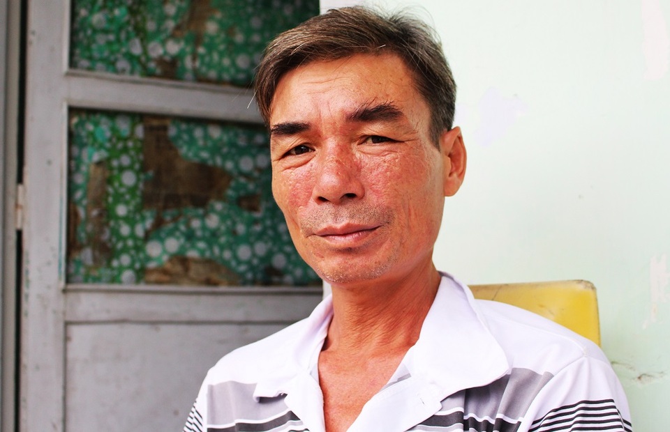 Cái Tết buồn trong phòng trọ của những gia đình bị sập nhà do lở núi - 3
Anh Thắm, một hộ dân bị sập nhà do lở núi không khỏi hụt hẫng khi Tết Nguyên đán đến gần