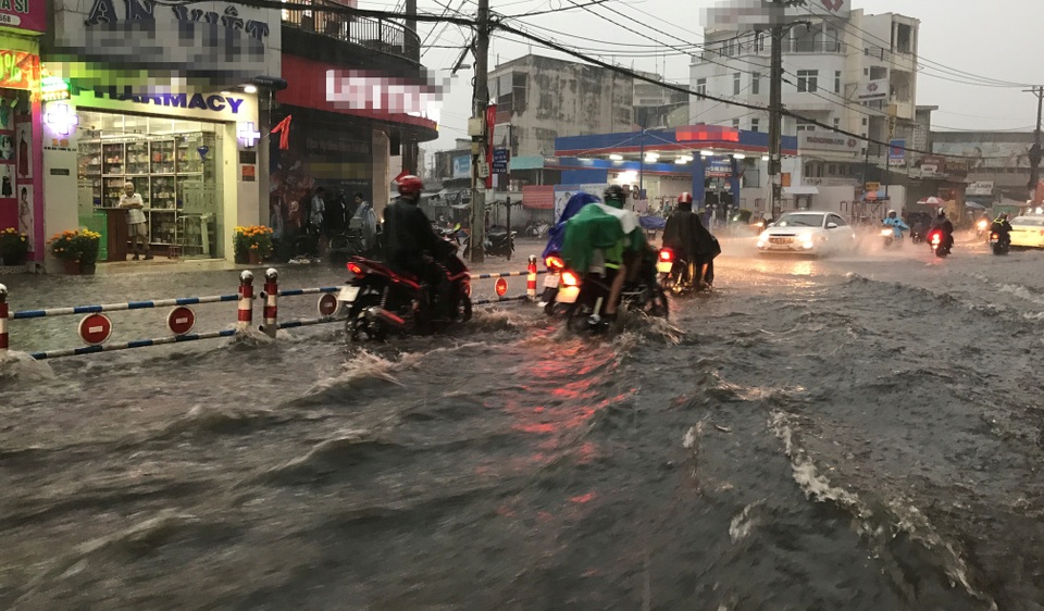 Mưa trái mùa cực lớn, kéo dài nhiều giờ chiều mùng 6 Tết ở Sài Gòn - 9 Mưa trái mùa cực lớn, kéo dài nhiều giờ chiều mùng 6 Tết ở Sài Gòn - 9