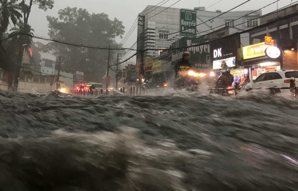 Mưa trái mùa cực lớn, kéo dài nhiều giờ chiều mùng 6 Tết ở Sài Gòn - 6 Mưa trái mùa cực lớn, kéo dài nhiều giờ chiều mùng 6 Tết ở Sài Gòn - 6