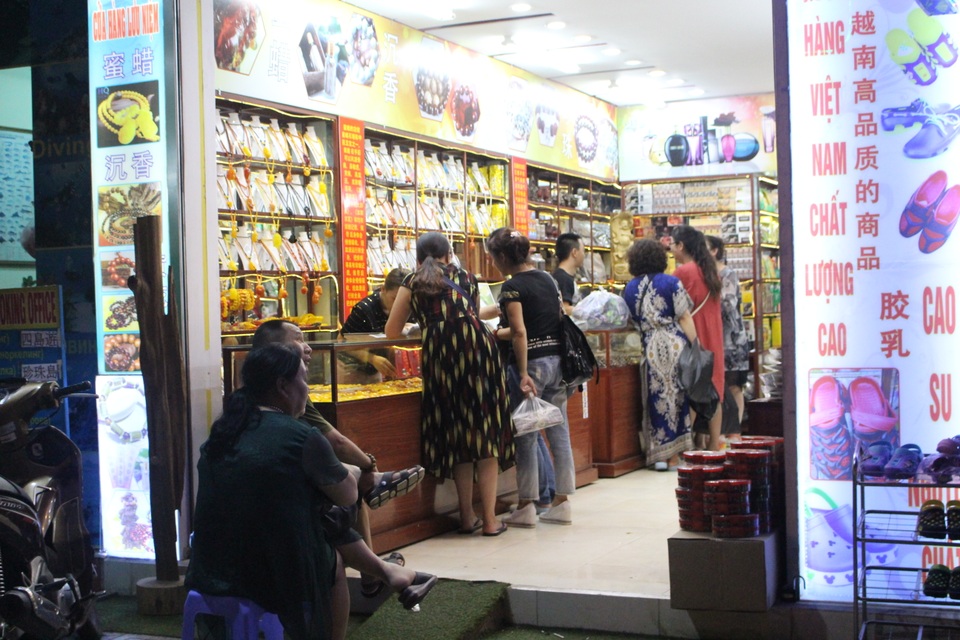 Khách Trung Quốc nhộn nhịp ở "phố Tây" Nha Trang - 5