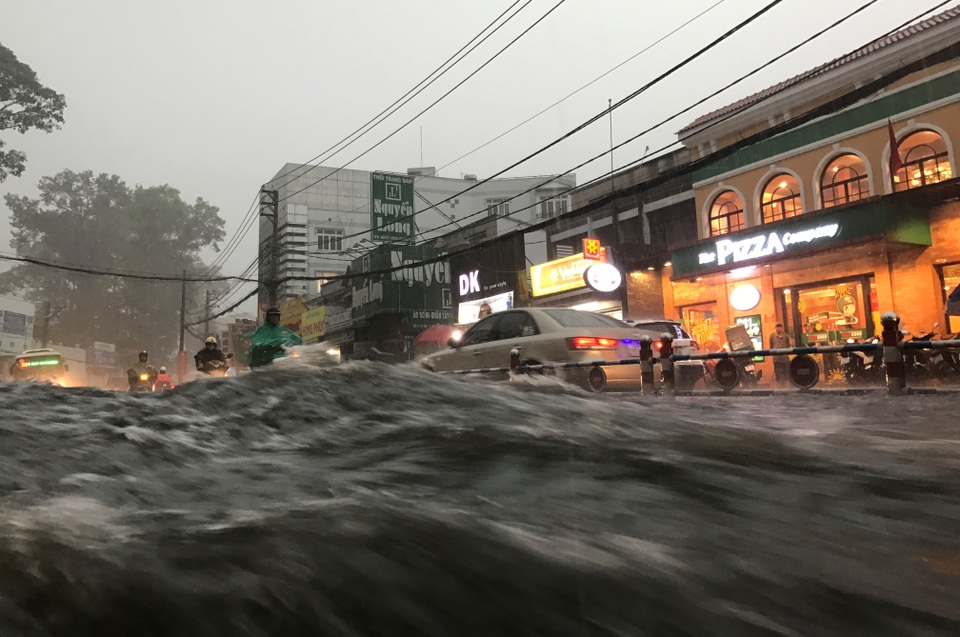Mưa trái mùa cực lớn, kéo dài nhiều giờ chiều mùng 6 Tết ở Sài Gòn - 7 Nước mưa cuồn cuộn như thác đổ trên đường Võ Văn Ngân trong cơn mưa trái mùa cực lớn chiều tối mùng 6 Tết