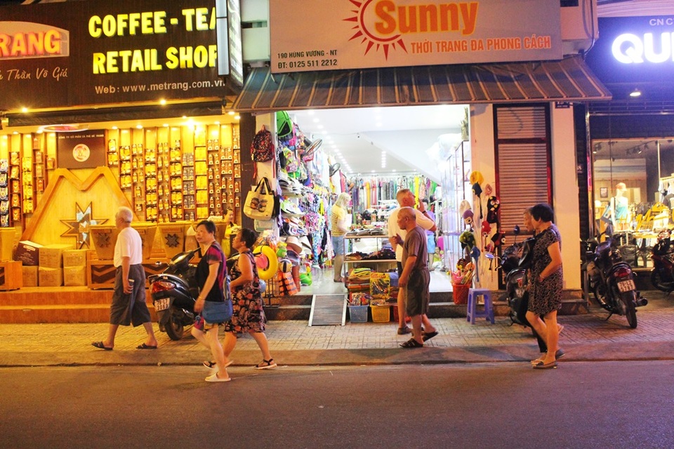 Khách Trung Quốc nhộn nhịp ở "phố Tây" Nha Trang - 6