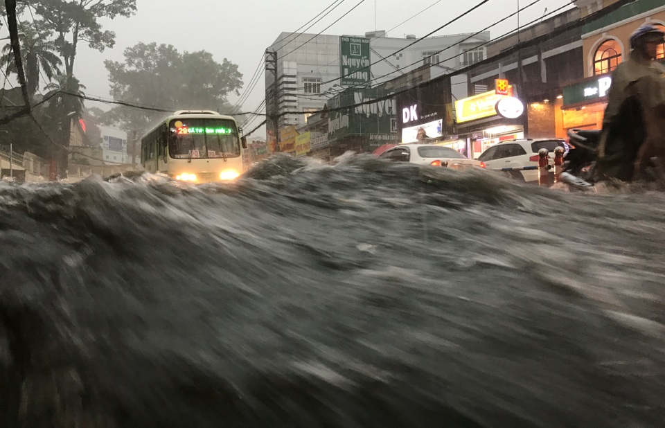 Mưa trái mùa cực lớn, kéo dài nhiều giờ chiều mùng 6 Tết ở Sài Gòn - 4 Mưa trái mùa cực lớn, kéo dài nhiều giờ chiều mùng 6 Tết ở Sài Gòn - 4