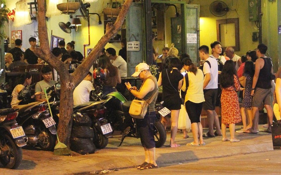 Khách Trung Quốc nhộn nhịp ở "phố Tây" Nha Trang - 7
