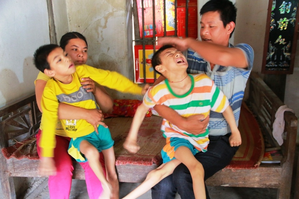Xót lòng nhìn vợ chồng nghèo kiệt quệ nuôi 2 con bị bại não - 1 Vợ chồng anh Phương chị Nhung kiệt quệ vì 10 năm qua nuôi 2 người con bị bệnh bại não.