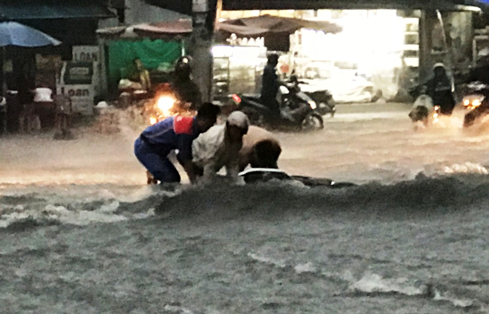 Mưa trái mùa cực lớn, kéo dài nhiều giờ chiều mùng 6 Tết ở Sài Gòn - 10
Nhiều người đi xe máy bị nước cuốn té ngã nhưng rất may được người dân địa phương hỗ trợ, cứu giúp.