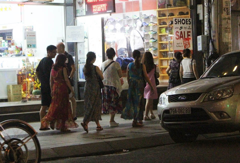 Khách Trung Quốc nhộn nhịp ở "phố Tây" Nha Trang - 8