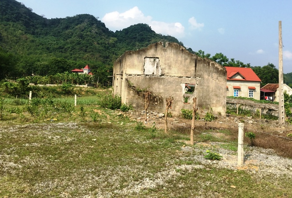 30 tỷ đồng nằm phơi nắng mưa - 5 Người dân đã di dời nhường chỗ cho việc xây dựng cầu