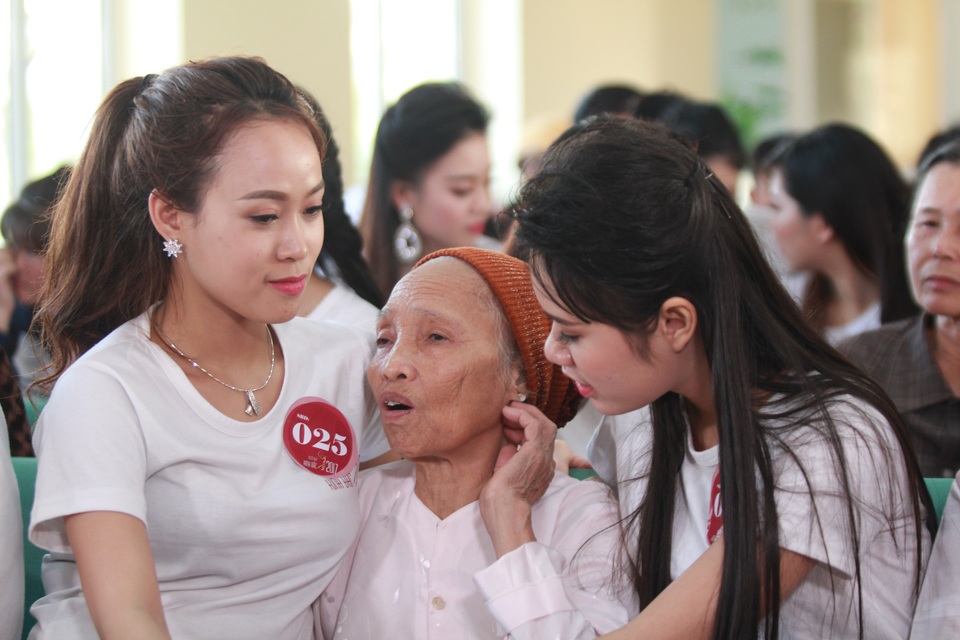 28 người đẹp Kinh Bắc thướt tha áo dài lên chùa Phật Tích - 6 Đến thăm hỏi và tặng quà cho người già neo đơn và trẻ em cơ nhỡ tại Trung tâm của chùa Phật Tích.