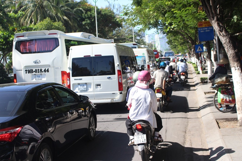 Đường đẹp nhất Nha Trang “nghẹt thở” ngày cuối tuần - 1 Đường Trần Phú (TP Nha Trang) thời điểm 8h50 ngày 1/7, đoạn gần Đài PT-TH tỉnh Khánh Hòa
