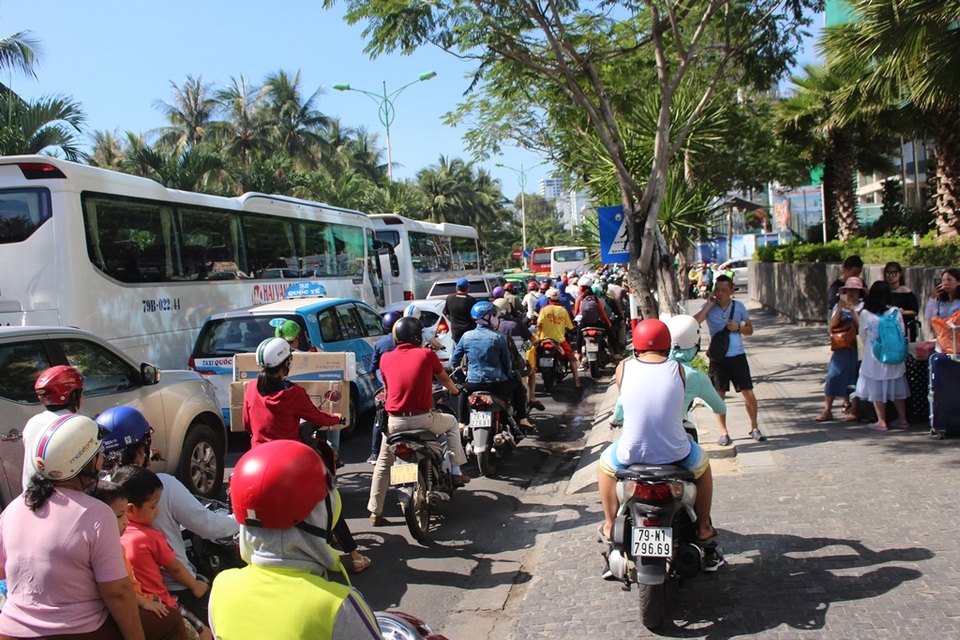 Đường đẹp nhất Nha Trang “nghẹt thở” ngày cuối tuần - 2 Đường Trần Phú lúc 8h55 cùng ngày, đoạn gần Sailing Club Nha Trang