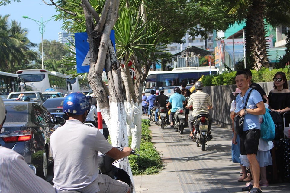 Đường đẹp nhất Nha Trang “nghẹt thở” ngày cuối tuần - 4
Nhiều xe máy phải leo vỉa hè để thoát cảnh ùn tắc trên đường Trần Phú, TP Nha Trang, lúc gần 9h cùng ngày