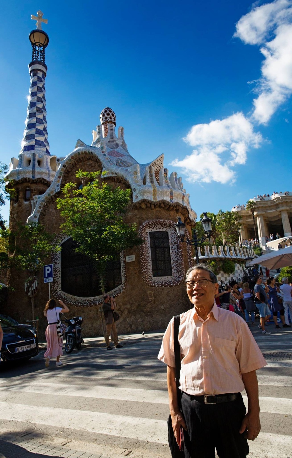 Từ những công trình của Gaudi ở Catalan nhớ nghệ thuật khảm sành sứ xứ Huế - 3 Các bức tường, tòa nhà kì lạ được chạm khắc và ốp đá màu tinh xảo.