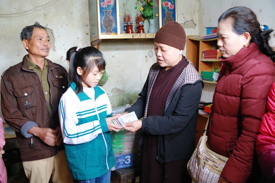 Trụ trì chùa Vũ Thạch trao những món quà ý nghĩa đến các hoàn cảnh nhân ái trên báo Dân trí - 4 Hoàn cảnh em Đỗ Thị Huyền (lớp 10) và Đỗ Thị Trinh (lớp 6) ở xã Lai Thành (Kim Sơn) có bố mất sớm, mẹ bỏ đi, hai chị em côi cút nuôi nhau trong căn nhà dột nát được trao học bổng 5 triệu đồng.