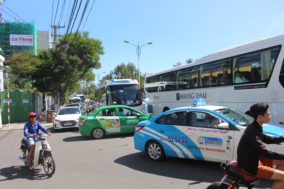 Đường đẹp nhất Nha Trang “nghẹt thở” ngày cuối tuần - 6 Nhiều phương tiện tại ngã ba Tuệ Tĩnh - Trần Phú đi ra khiến giao thông trên đường Trần Phú bị ảnh hưởng do lượng xe cộ quá đông