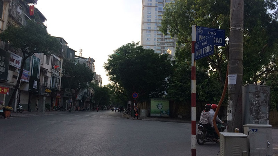 Đường phố trung tâm Hà Nội vắng vẻ trong ngày đầu nghỉ lễ - 9 
Cảnh vắng vẻ hiếm thấy vào đầu giờ buổi sáng trên phố Núi trúc - Văn Cao.