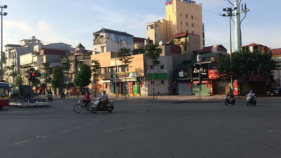 Đường phố trung tâm Hà Nội vắng vẻ trong ngày đầu nghỉ lễ - 5 
Ngã tư Hoàng Cầu - Xã Đàn.