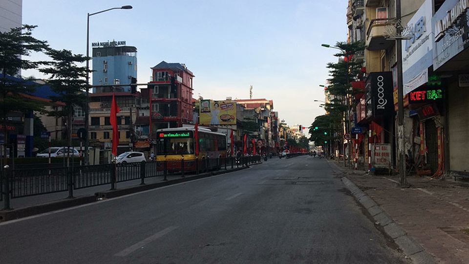 Đường phố trung tâm Hà Nội vắng vẻ trong ngày đầu nghỉ lễ - 2 
Hơn 7h sáng trên phố Nguyễn Lương Bằng, rất ít phương tiện qua lại.
