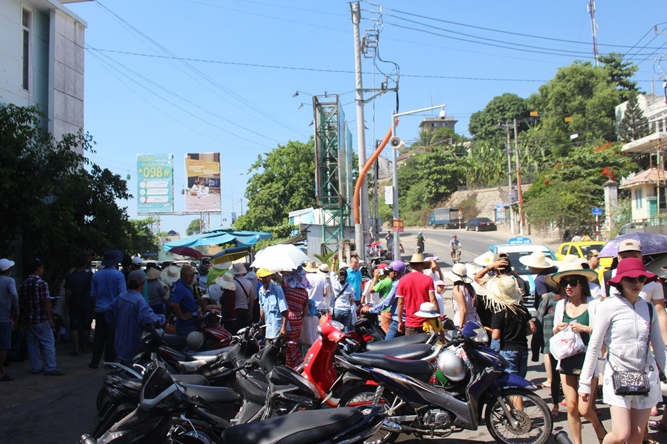 Nha Trang: Du lịch biển đảo đông nghẹt du khách dịp cuối tuần - 1 Du khách xuống bến tàu du lịch Cầu Đá (TP Nha Trang), trưa 1/7