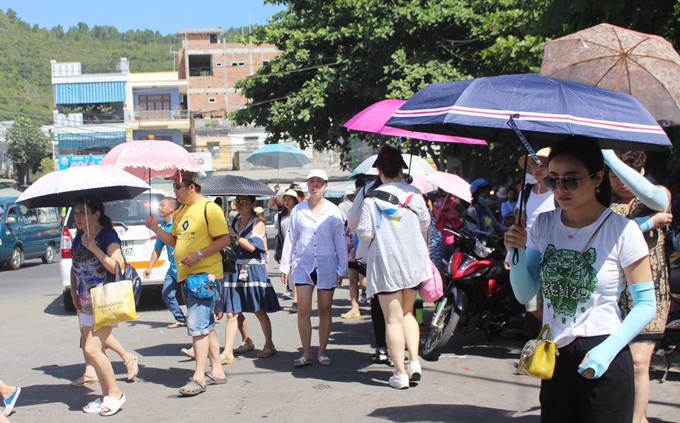 Nha Trang: Du lịch biển đảo đông nghẹt du khách dịp cuối tuần - 2 Nha Trang: Du lịch biển đảo đông nghẹt du khách dịp cuối tuần - 2