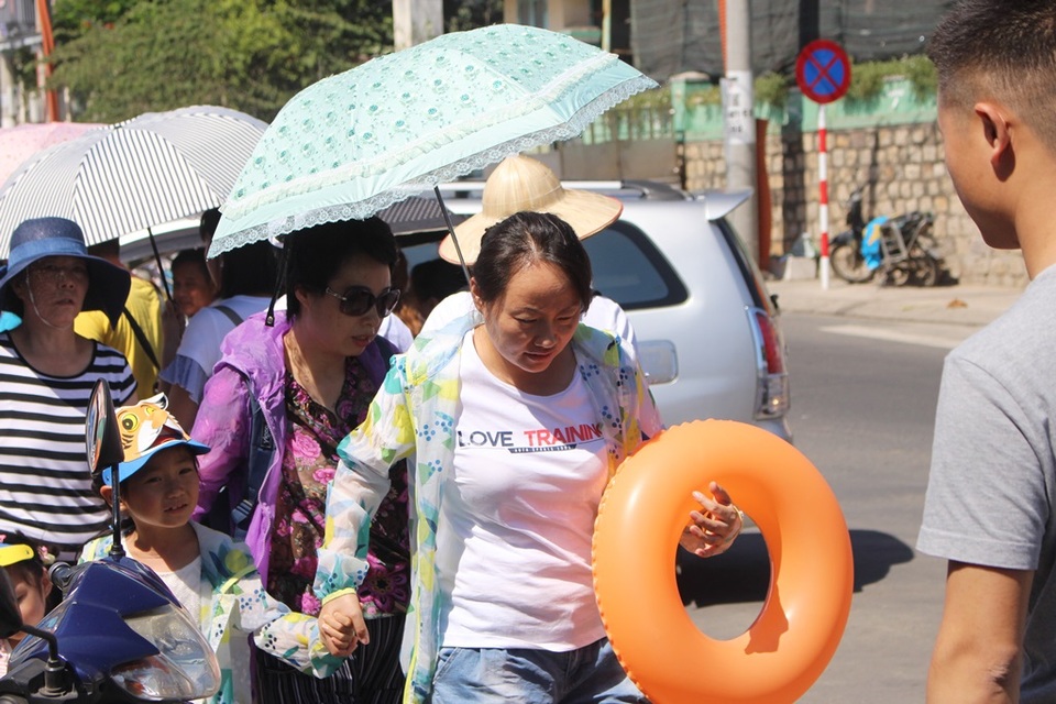 Nha Trang: Du lịch biển đảo đông nghẹt du khách dịp cuối tuần - 3 Nha Trang: Du lịch biển đảo đông nghẹt du khách dịp cuối tuần - 3