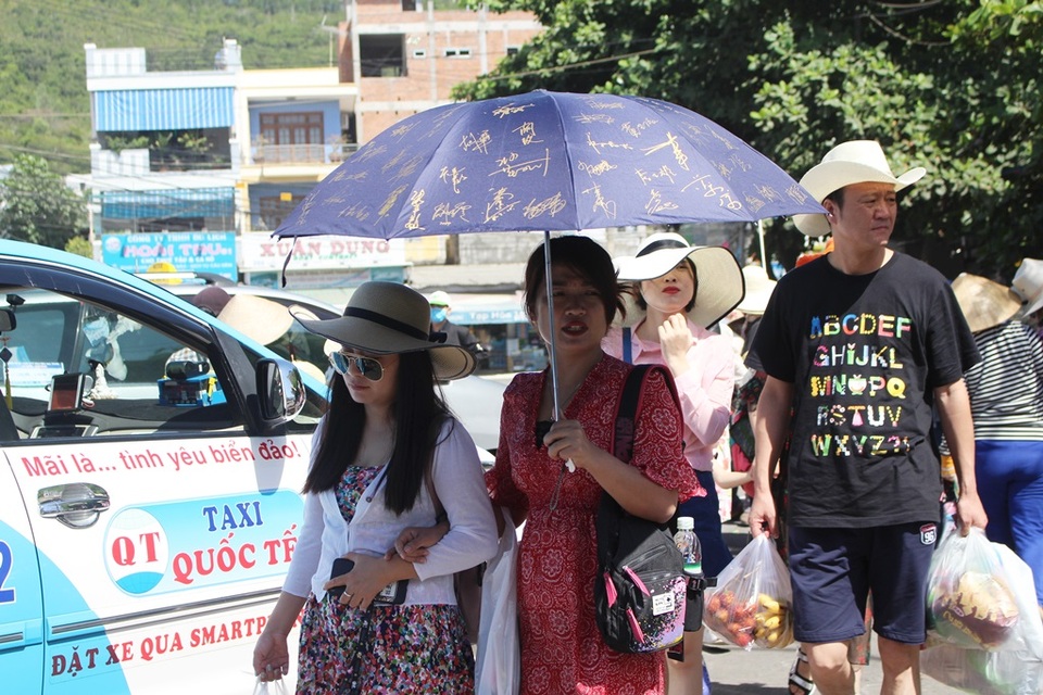 Nha Trang: Du lịch biển đảo đông nghẹt du khách dịp cuối tuần - 4 Du khách Trung Quốc chiếm một phần không nhỏ trong dòng du khách ở Nha Trang