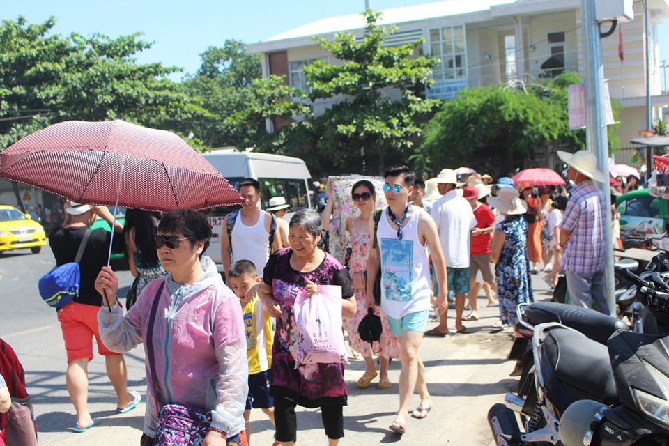 Nha Trang: Du lịch biển đảo đông nghẹt du khách dịp cuối tuần - 5 Nha Trang: Du lịch biển đảo đông nghẹt du khách dịp cuối tuần - 5