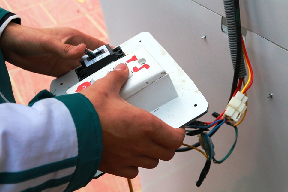 Độc đáo máy hỗ trợ tập cầu lông của cậu học sinh lớp 9 - 3 Bảng điều khiển của chiếc máy