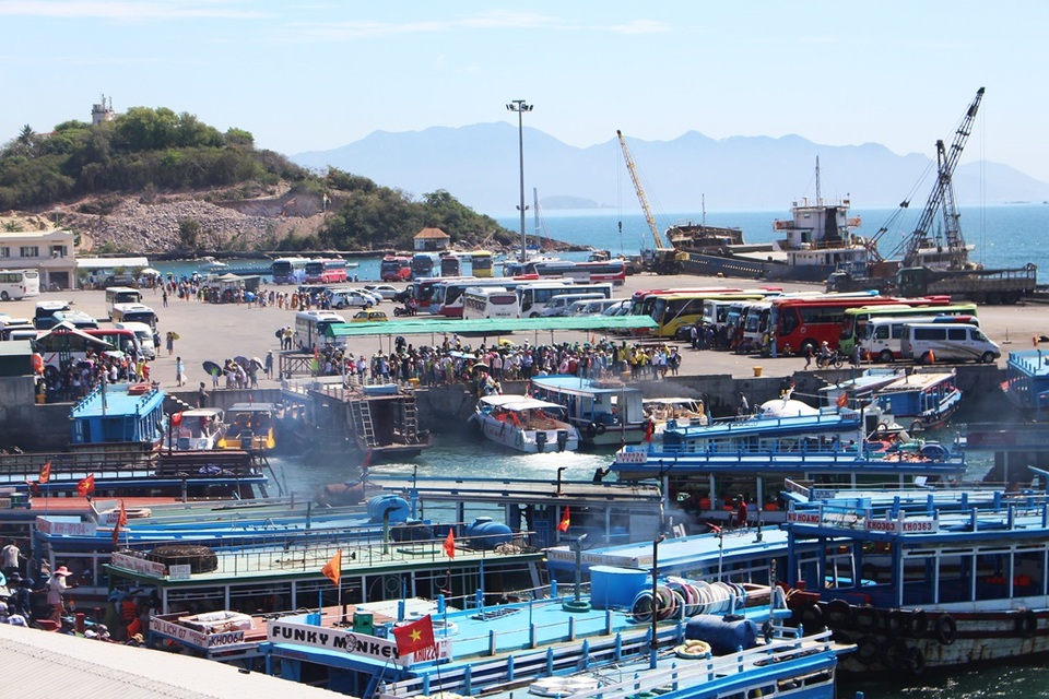Nha Trang: Du lịch biển đảo đông nghẹt du khách dịp cuối tuần - 8 Do đó, một lượng khách được đưa vào Cảng Nha Trang ở gần đó