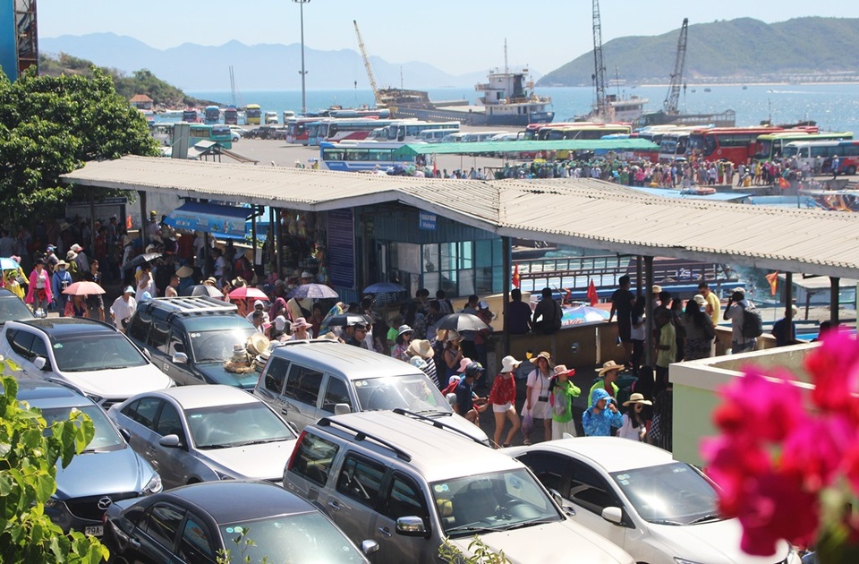 Nha Trang: Du lịch biển đảo đông nghẹt du khách dịp cuối tuần - 6 Bến tàu du lịch Cầu Đá trưa 1/7 đông nghẹt du khách