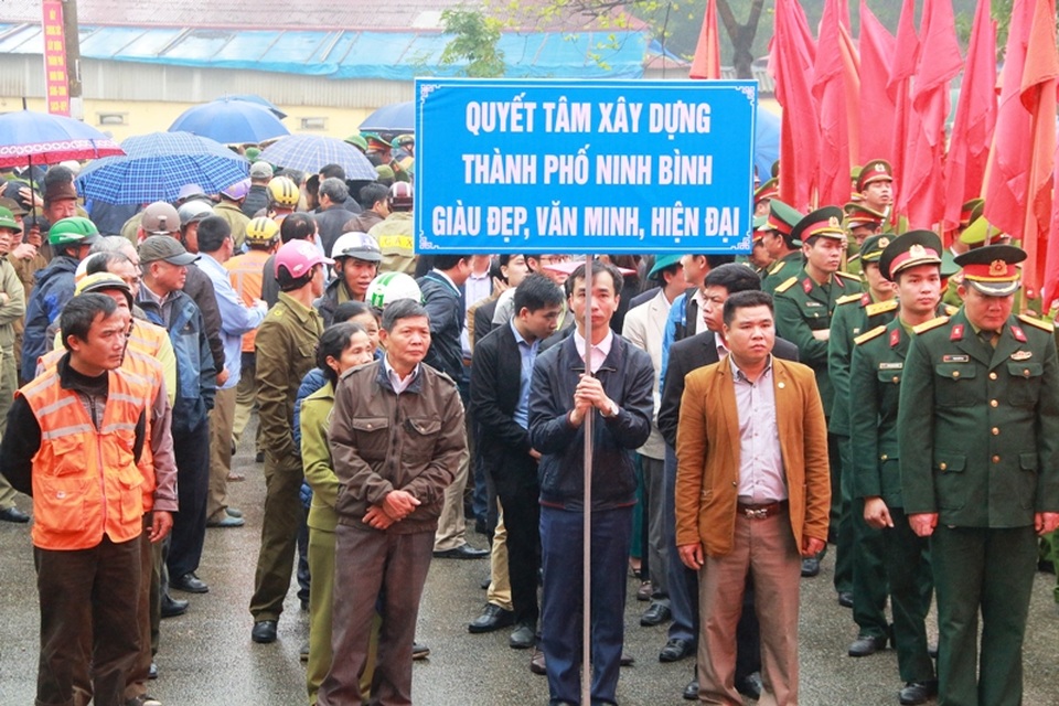 Lễ phát động đợt cao điểm đòi lại vỉa hè cho người đi bộ ở Ninh Bình thu hút gần 2.000 người tham gia.