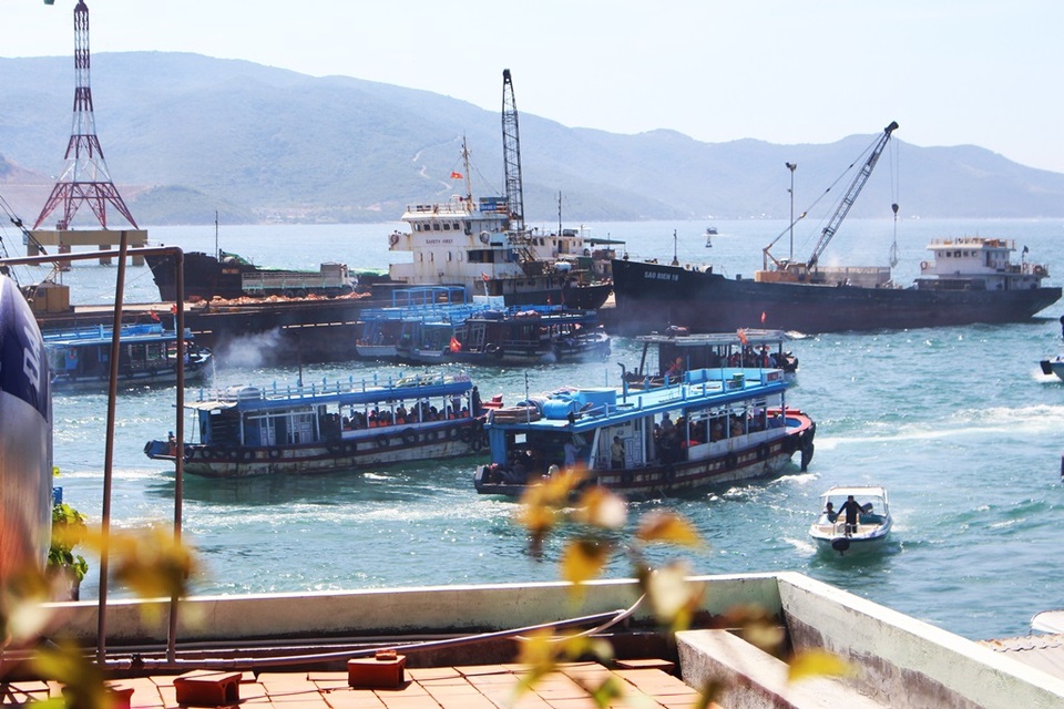 Nha Trang: Du lịch biển đảo đông nghẹt du khách dịp cuối tuần - 9 Các tàu du lịch chở du khách đi tham quan Vịnh Nha Trang