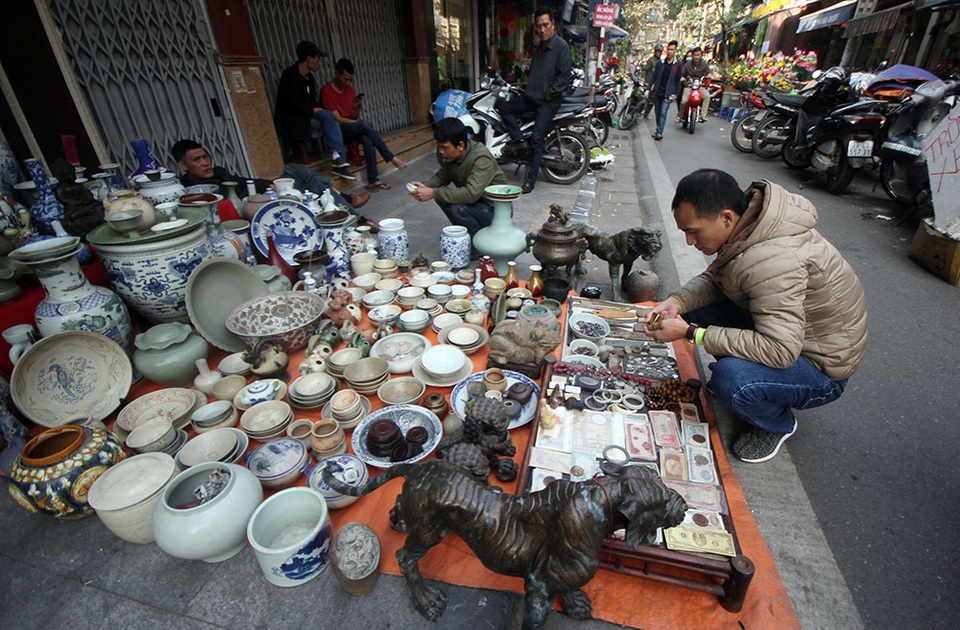Thế giới đồ xưa cũ mỗi năm xuất hiện một lần ở phố cổ Hà Nội - 1
Đến hẹn lại lên, từ 20 tháng Chạp đến 30 Tết, phiên chợ đồ xưa cũ họp tại ngã năm Hàng Lược, Hàng Mã, Hàng Cân, Hàng Rươi, Hàng Đồng thuộc khu phố cổ Hà Nội. Các món hàng ở chợ là đồ cổ, đồ cũ, đồ giả cổ. Nhiều người gọi đây là phiên chợ “mua của người chán, bán cho người cần”.