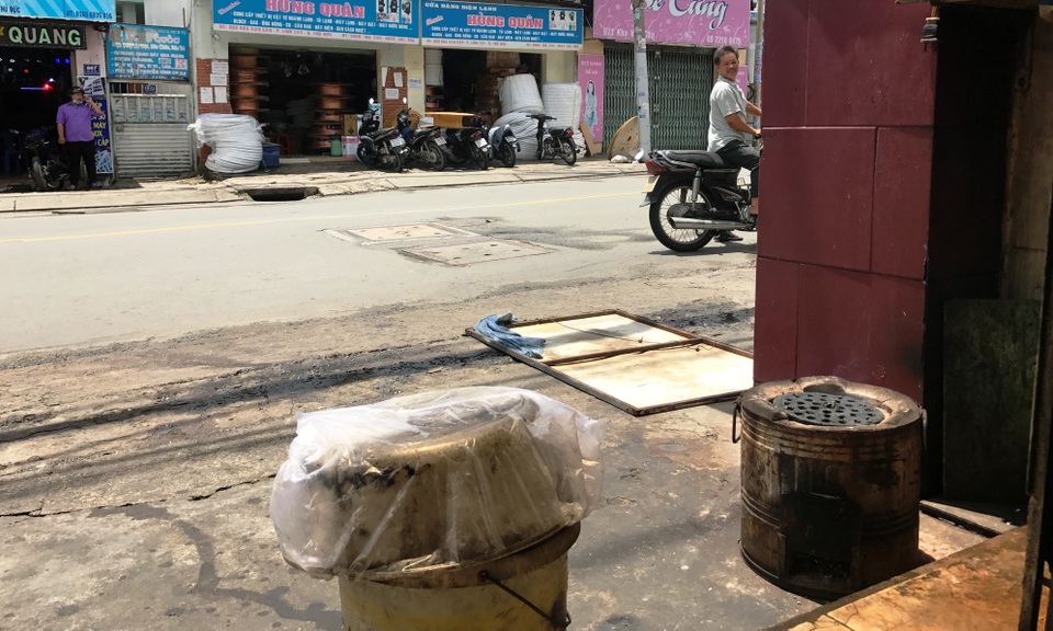 Chủ quán cháo vịt “mếu máo” vì bị 2 thanh niên lấy trộm nồi nước lèo - 2 Theo chủ quán cháo vịt, chiếc nồi nấu nước lèo vừa được mình đặt lên bếp than thì bị 2 thanh niên tiếp cận, lấy trộm.