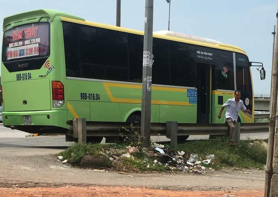 Truy bắt “xe dù”, Thanh tra Sở GTVT tỉnh Bắc Giang hứa xong để đấy? - 2
Xe dù nhưng hoạt động công hai tiềm ẩn nguy cơ tai nạn giao thông.